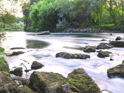 Scorrere della vita. La vita è come un fiume che scorre, bisogna solo lasciarsi trasportare, senza opporsi al flusso. Se facciamo resistenza, la forza non basterà e la corrente continuerà a fluire nonostante noi

