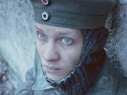 Felix Kammerer, interpreta a Paul Bäumer, en 'Sin novedad en el frente' (2022) nominada a mejor película en los Oscar