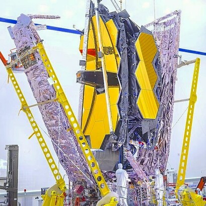 O telescópio espacial James Webb, parcialmente guardado na configuração em que seria lançado pelo foguete Ariane 5