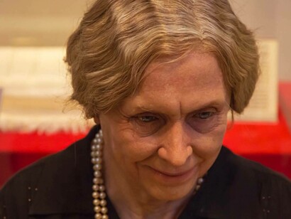 Helen Keller looked stunning at the age of 70 wearing a dress and a pearl necklace 