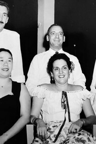 Hermanos Fernández Yépez (Francisco, Alberto y Agustín) y esposas (Bonnie, Julieta e Hilda). Colección Fernando Fernández Hingking