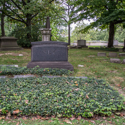 En 1874, William W. Sly fundó W.W. Sly Manufacturing, una fundición que fabricaba una amplia variedad de piezas de hierro. La empresa se constituyó en 1903. Falleció en mayo de 1911. En 1897, George J. Fanner fundó Fanner Manufacturing, una empresa dedicada a la fabricación de piezas para fundiciones.