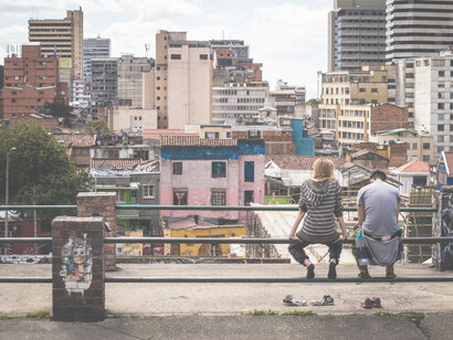 Moradores observam a vida na comunidade de uma periferia paulistana do Brasil