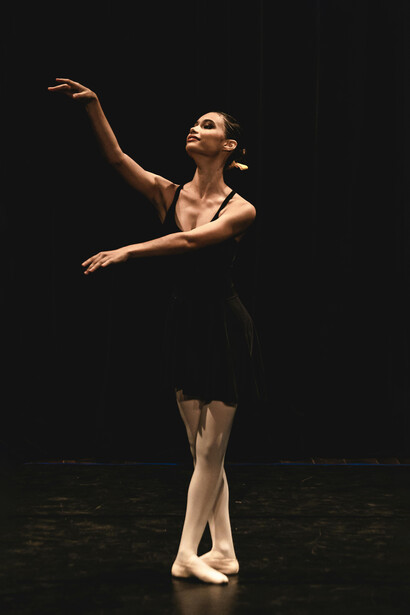 A Verónica lo que gustaba era bailar, su sueño era dedicarse a la danza clásica, su espíritu se identificaba con esa época histórica, estética y costumbres