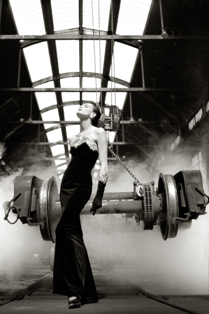 Albert Watson, Ines da la Fressange, Chanel, Paris, 1985. Courtesy of Fahey/Klein Gallery