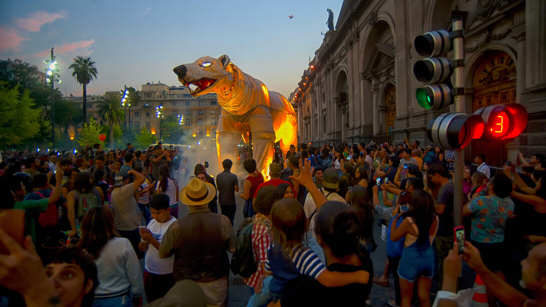 Espectáculo callejero con osos polares gigantes dentro del «Santiago a Mil» celebrado en 2017