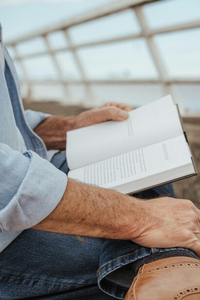 Descubra a importância de autores portugueses como Eça de Queirós e Fernando Pessoa na formação da identidade literária brasileira e sua influência em escritores como Machado de Assis e José de Alencar