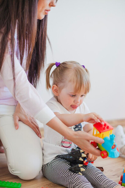 Son numerosos los niños y adolescentes que dejan de serlo antes de tiempo, pierden su infancia o gran parte de ella cuando se ven obligados a asumir roles de adultos