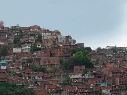 Planificar el futuro junto con las víctimas del subdesarrollo, dando esperanza a los desesperados y contribuyendo a la adquisición gradual de (contra)poder por parte de los impotentes, trabajando con ellos con este fin. Los tugurios de Petare en Caracas, Venezuela