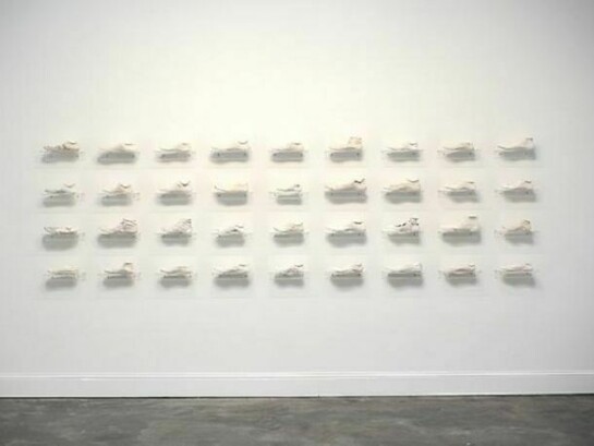 Clarissa Tossin, Ladrão de Tênis (Sneaker Thief), 2009. Hydrocal and acrylic shelves. Dimensions variable.