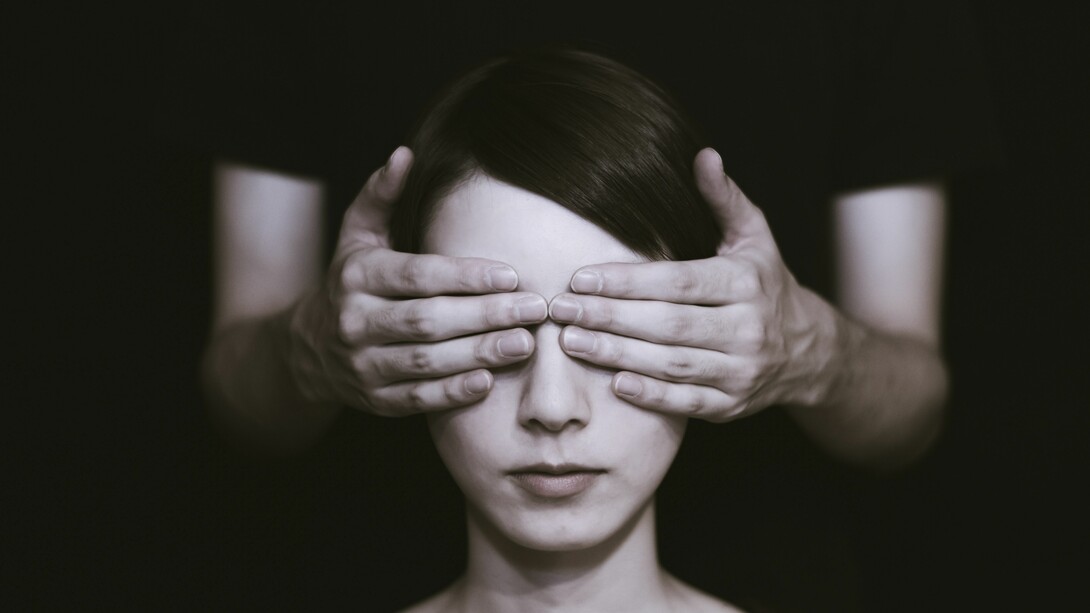 «La minoría de edad significa la incapacidad de servirse de su propio entendimiento sin la guía de otro. Uno mismo es culpable de esta minoría de edad cuando la causa de ella no reside en la carencia de entendimiento, sino en la falta de decisión y valor para servirse por sí mismo de él sin la guía de otro. 'Sapere aude!' ¡Ten valor de servirte de tu propio entendimiento!, he aquí el lema de la Ilustración» (Kant)
