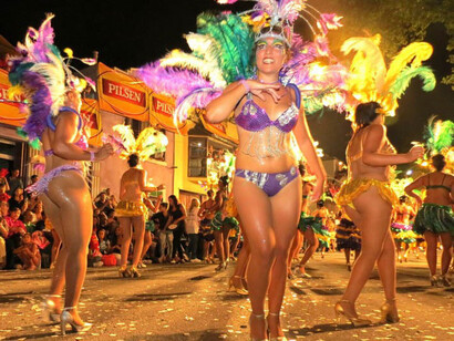 Candombe. El Desfile de Llamadas llena de color las calles de Montevideo, Uruguay