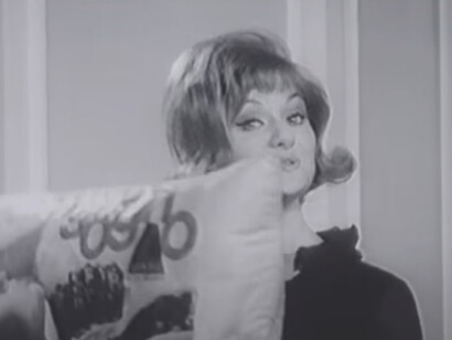 Pubblicità di Carosello, (1963). La prima fase di vita di Carosello coincise con un’epoca di grande espansione dell’economia occidentale e di conseguenza anche dei consumi e della pubblicità