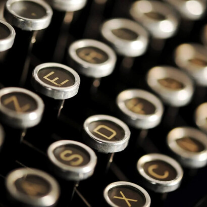 Acercamiento al teclado una máquina de escribir antigua