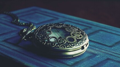 Relógio de bolso antigo. As pessoas chegavam ao consultório sem marcar hora. Não era necessário. O tempo delas era sua única urgência