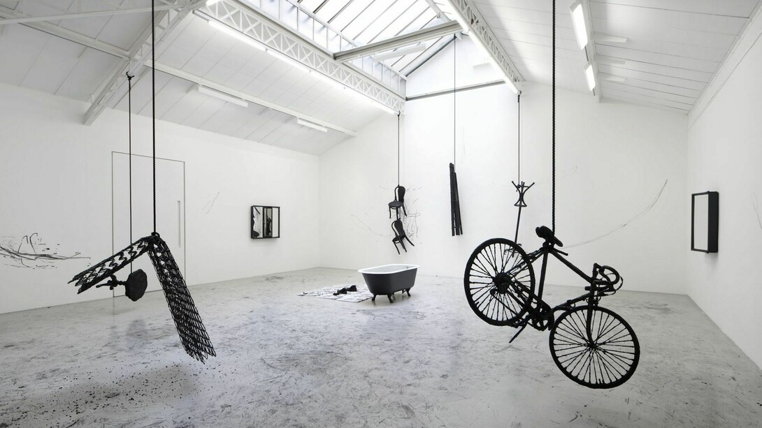 Vue après la performance de l’exposition / View post-performance of the exhibition«Force of Circumstance», kamel mennour, (6 rue du Pont de Lodi), Paris, 2017 © Robin Rhode Photo. JulieJoubert & archives kamel mennour. Courtesy the artist and kamelmennour, Paris/London