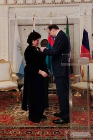 Sonia Brito Sandoval con l'Ambasciatore Alexej Paramonov al centro durante la premiazione
