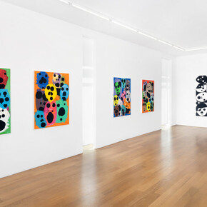 Mitja Tušek, Avec omega, pomme, haricot, cornichon, rien, bouteille, vue d'exposition. Avec l'aimable autorisation de Xippas