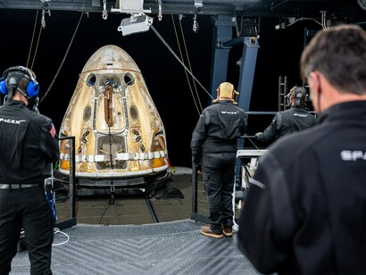 Los equipos de apoyo a bordo del buque de recuperación de SpaceX, el Shannon, trabajan en torno a la nave espacial Dragon Endurance de SpaceX poco después de que esta aterrizara con la tripulación de la misión Crew-5
