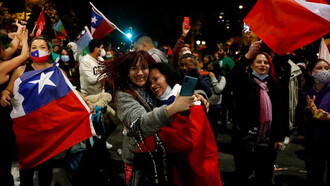 Ciudadanos chilenos festejan el resultado del plebiscito realizado en octubre del 2020