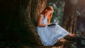 Habitualmente, associados à fantasia, a personagens fantásticas (dragões, elfos, fadas, gigantes, gnomos, goblins, grifos, sereias, animais falantes, trolls, unicórnios, bruxas, etc.), a encantamentos, a um final de feliz e à infância, os contos de fadas desenvolvem-se sempre sob a indeterminação temporal do “Era uma vez…”, signo da imaginação a soltar-se, instaurando um tempo de mágica suspensão da realidade quotidiana… Daí o literaturismo que os cultua e que tenho vindo a referir em textos anteriores