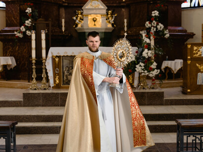 Clérigo portando elementos religiosos