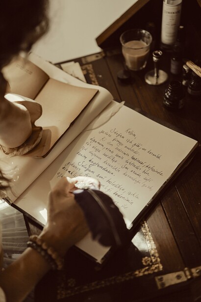 Mulher escreve com tinta e pluma