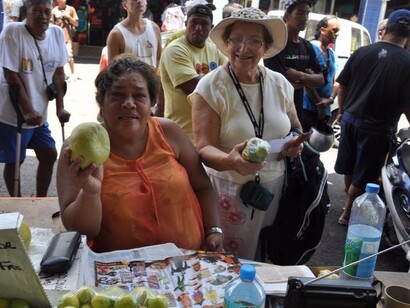 Banco di fronte alla posta centrale, sul lungomare di Blvd de la Reine Pomare IV, Tahiti, Polinesia Francese. Foto di Giò Barbieri