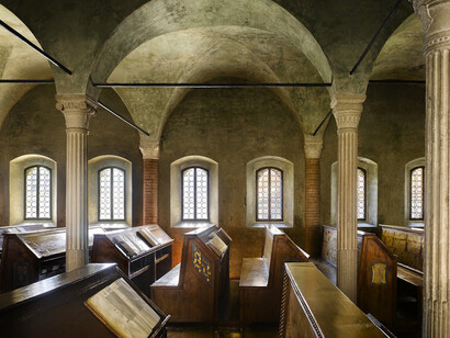 La biblioteca con le piccole finestre