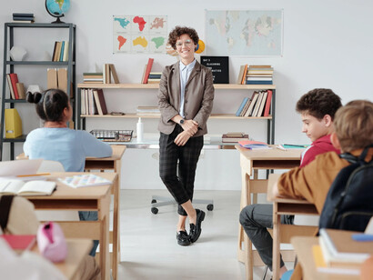 Insegnante attende che tutti gli allievi siano seduti per iniziare la lezione