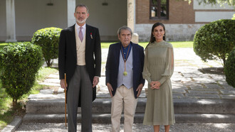 Rafael Cadenas (centro) posa junto a el rey Felipe VI y la reina Letizia de España, tras recibir el Premio Cervantes