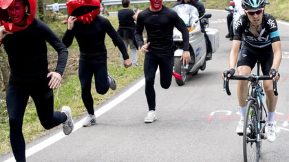 Personaggi pittoreschi accompagnano Nieve sulle Dolomiti