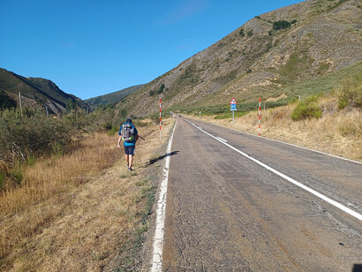 Camino de Santiago entre Portilla de la Reina y Barniedo de la Reina sobre la carretera 621, provincia de León, España