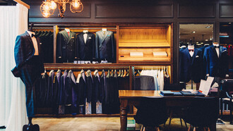 Sastrería de vestimenta formal para hombres. El código de vestimenta es un conjunto de reglas sociales y culturales con respecto a la ropa, zapatos y complementos para cada ocasión