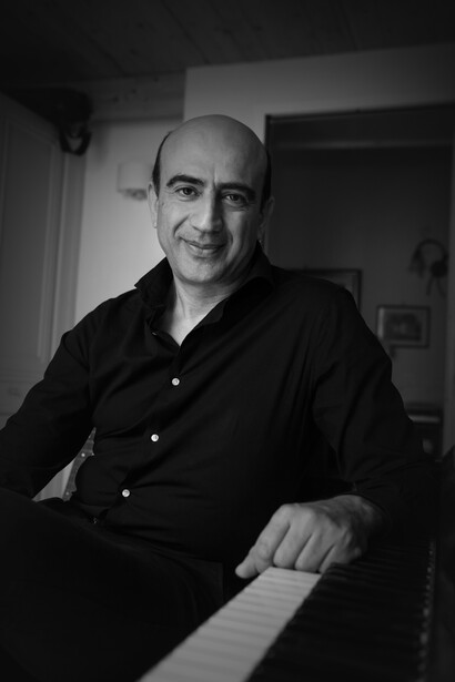 Mi sono venuti in mente gli esperimenti di Pollock dei "Number" in cui il pittore, colando direttamente il colore su una tela disposta per terra sgocciola misture cromatiche formando punti e intrecci di linee usando il dripping (Max Fuschetto, parlando di "Ritmico non ritmico", il suo ultimo album) © Fabiana Privitera