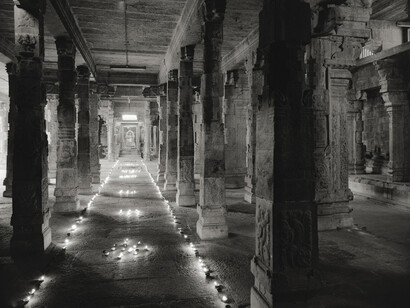 Kenro Izu Kanchipuram #638, India, 2012 dalla “India Where Prayer Echoes” stampa ai pigmenti, 72x102 cm courtesy l’autore