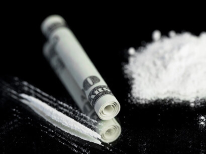 Cocaína sobre una mesa