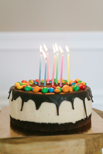 Con el tiempo, la costumbre de las tortas con velas se popularizó en otras culturas, especialmente en los cumpleaños infantiles