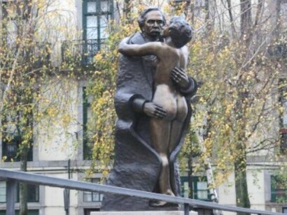 Estátua 'Amor de Perdição', de Camilo Castelo Branco, em Porto, Portugal
