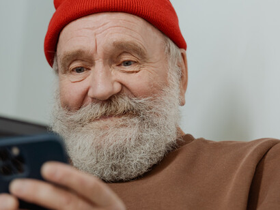 Em pausa no trabalho remoto, profissional checa suas mensagens particulares no smartphone