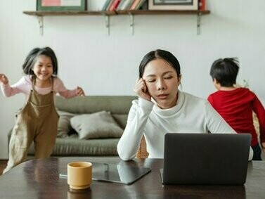 Entre mulheres de classes médias, a rotina geralmente envolve inserção formal no mercado de trabalho, muitas vezes em posições que exigem formação superior. Ainda assim, a divisão de tarefas domésticas permanece desigual. Mesmo quando trabalham em tempo integral, elas continuam dedicando mais horas semanais ao cuidado da casa e dos filhos do que seus parceiros. Essa chamada “dupla jornada” transforma o dia em uma sequência contínua de obrigações, com pouco espaço para pausas







