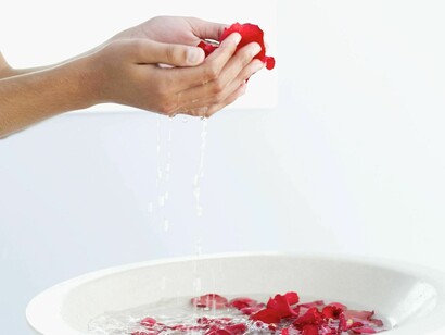 Pétalos de rosa en agua