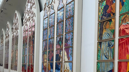 Alignés comme une promesse de lumière, les vitraux de Claire Tabouret dévoilent au Grand Palais les coulisses d’une œuvre monumentale, entre spiritualité, couleur et modernité, en écho à la future renaissance de Notre-Dame