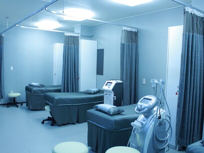 Le strutture ospedaliere da piccoli edifici in piena città votate a pochi pazienti, sono diventati enormi centri che accolgono tantissimi pazienti ogni giorno