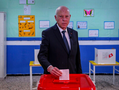 Le Président Kaïs Saïed. Avec la promulgation de la nouvelle Constitution, il semble avoir défié les partis et associations qui se coalisent contre lui, les mettant dans une position où ils ne peuvent plus lui nuire, quel que soit le résultat des nouvelles élections © AP