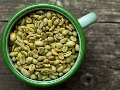 Una tazza di chicchi di caffè verde