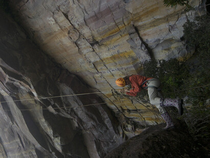 Karen bajando a la cueva