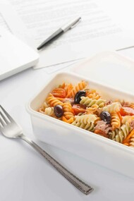 Un "tupper" de pasta para comer en la oficina