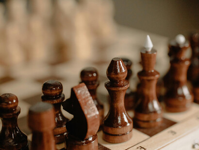 El ajedrez es tanto un juego de mesa como un deporte reconocido por el Comité Olímpico Internacional, por su exigencia mental y estratégica