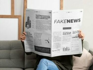 Fake news. Na verdade, o que ocorreu é um acontecimento (passar embaixo de escada) ter precedido o outro (acontecimento ruim) sem que houvesse entre eles relação de causa e efeito. Não são poucas as pessoas que acreditam que passar embaixo de escada, entrar em casa com o pé esquerdo e ver um gato preto são coisas que dão azar. Trata-se, evidentemente, de uma falácia